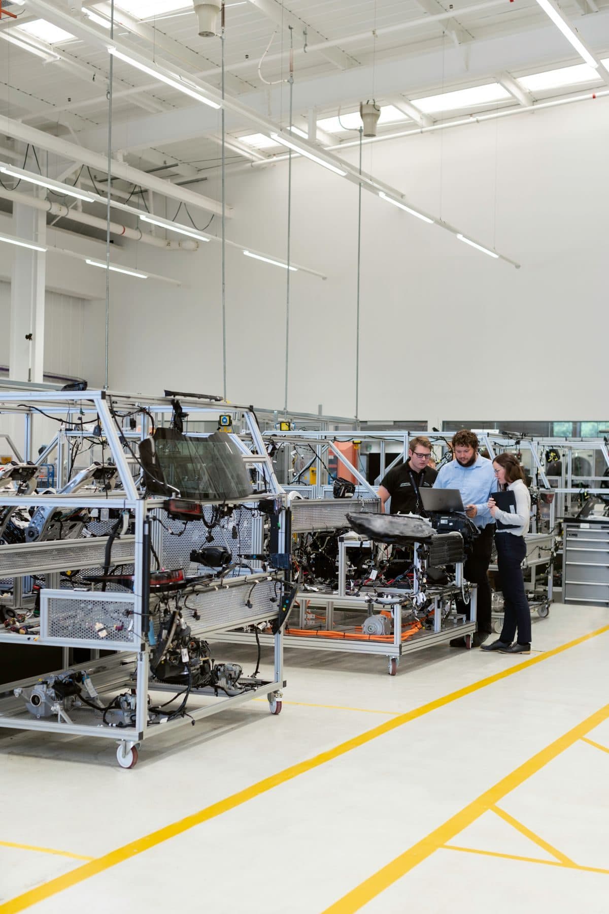 Technisch team overlegt bij installaties in een fabriek