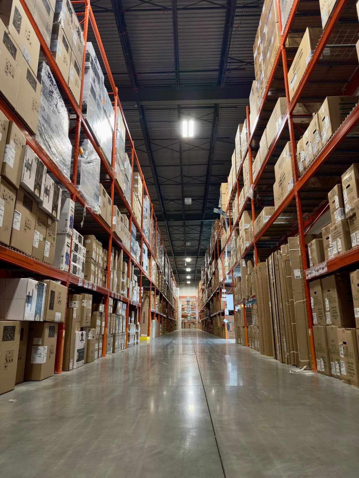 Industrieel magazijn met stellingen en onderdelen