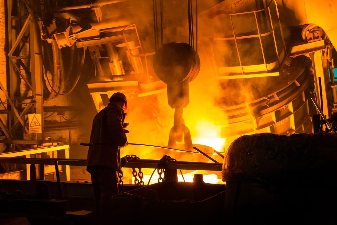 Industriële oven met vloeibaar metaal in bedrijf