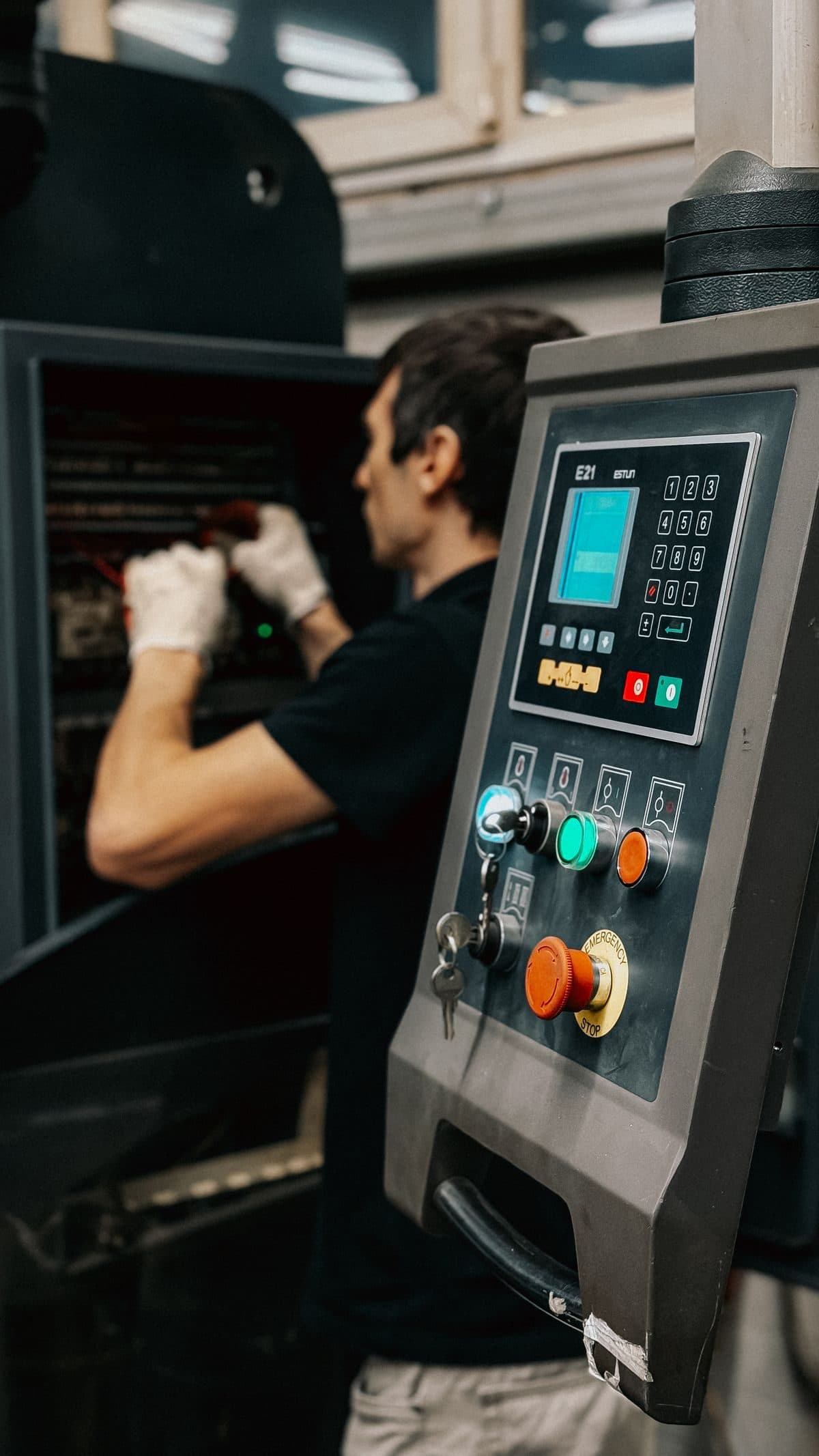 Technicus voert onderhoud uit aan een industrieel bedieningspaneel